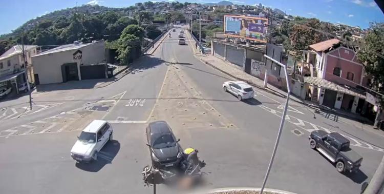 VÍDEO: carro atropela, passa por cima e mata motociclista em Cachoeiro