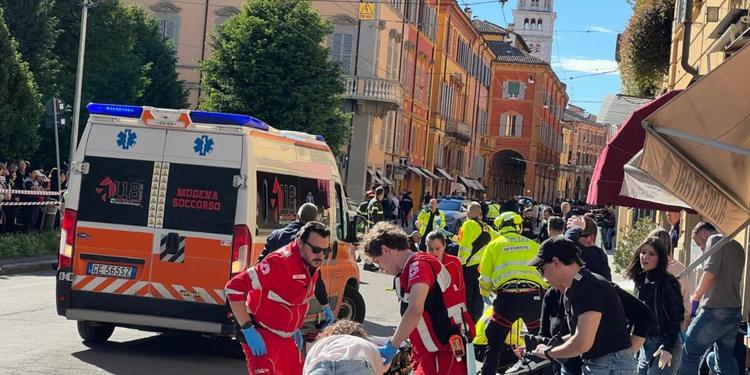 Auto falcia una decina di pedoni a Modena, il conducente fugge con un coltello, ma viene bloccato dai passanti: otto feriti, quattro sono gravi. Fermato un trentenne