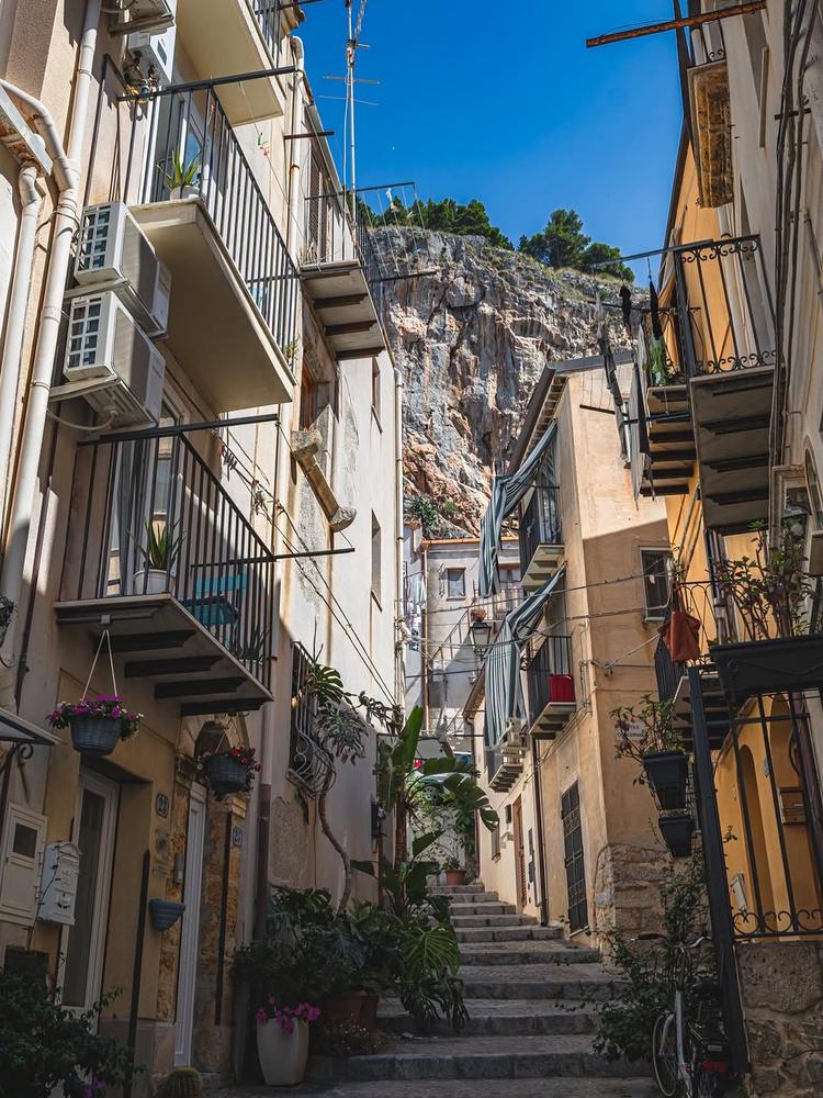 Le strade di Cefalù, piene di vita e storie da raccontare... Angoli di quotidianità che incantano! #visitcefalù