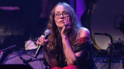 Fiona Apple lança música inédita para a minissérie ‘Lucky’