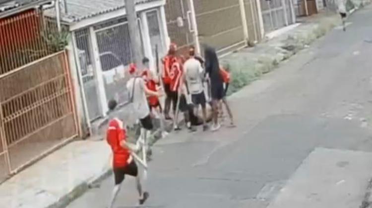 Torcedor gremista foi espancado por 17 rivais com paus, pedras, chutes e até um cavalete, afirma polícia; 10 foram presos