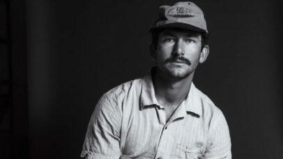 Este treinador de futebol americano do ensino médio está à frente de uma banda promissora do country Red Dirt