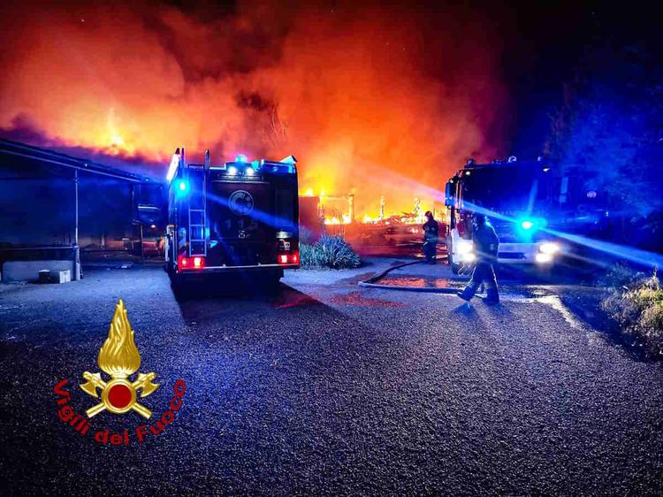 TORINO / GRUGLIASCO – Vasto incendio in un prefabbricato di via Crea (FOTO)