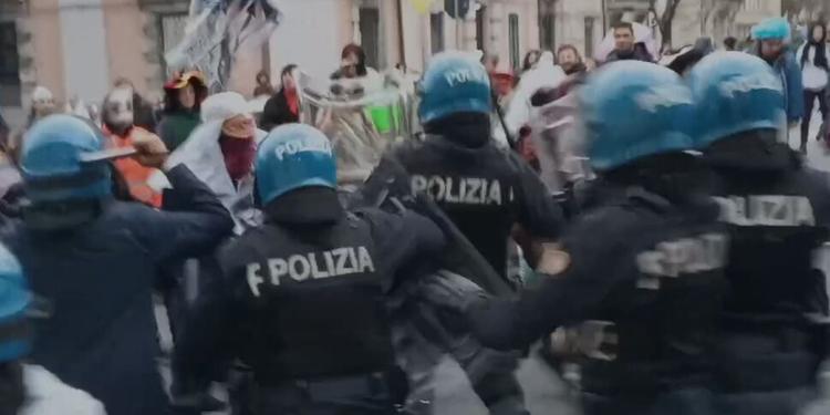 Corteo anarchico a Roma, funzionario di polizia ferito al volto da una bottiglia