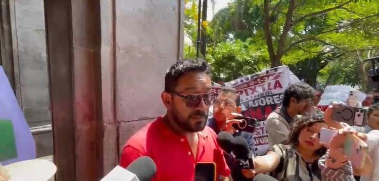Maestros de la CNTE sitian el Palacio de Gobierno en Cuernavaca; exigen pensiones dignas