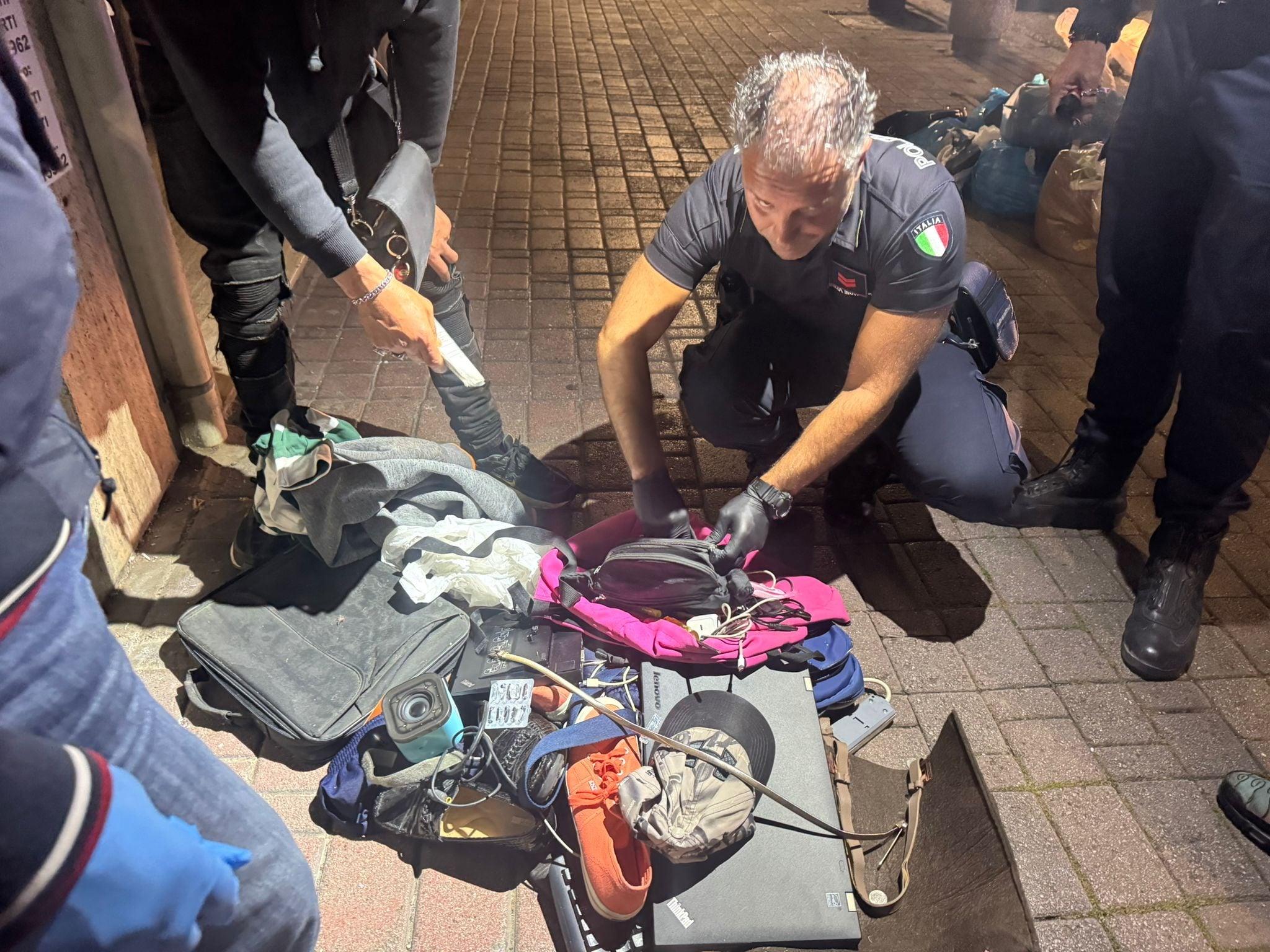 Salerno, controlli nei quartieri contro il fenomeno dei “rovistatori” di rifiuti: 3 persone identificate
