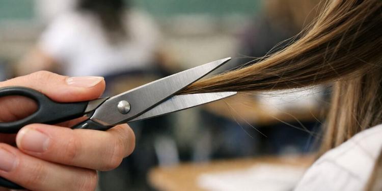 Insegnante taglia ciocche di capelli a due alunne in classe per "spiegare" un riassunto: l’istituto di Mestre avvia un’indagine interna