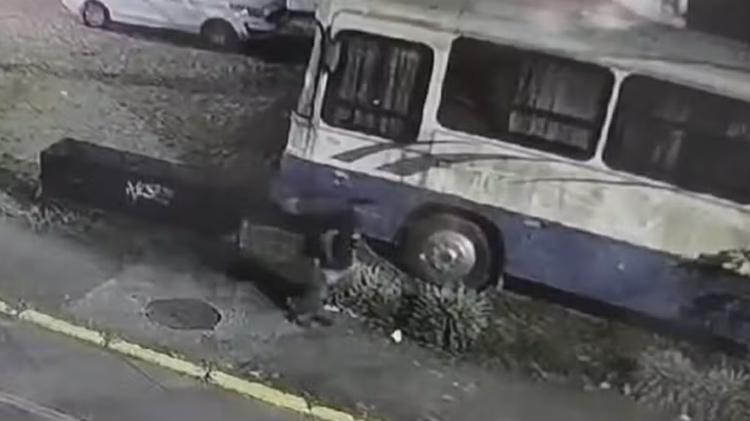Homem que matou companheira e abandonou filho de 3 anos com deficiência em ônibus vai a júri em Porto Alegre