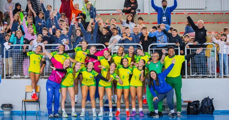 Após serem evacuadas de prédio com risco de queda, atletas de Itajaí vencem estreia no Mundial de handebol