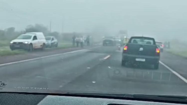 Carro capota ao bater de frente contra veículo em rodovia de Itaí