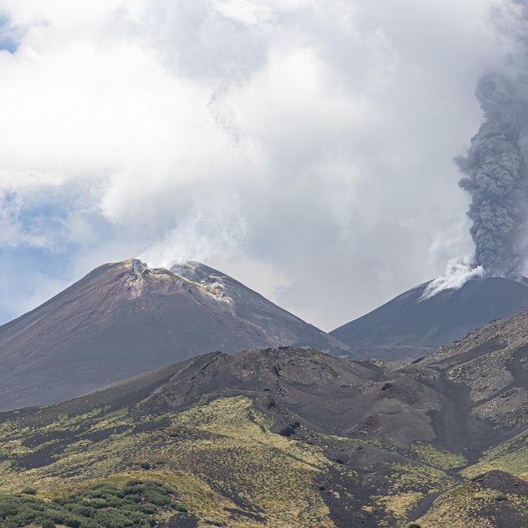 Etna in eruzione, cenere sull'aeroporto di Catania: stop agli arrivi fino alle 12 e treni ...