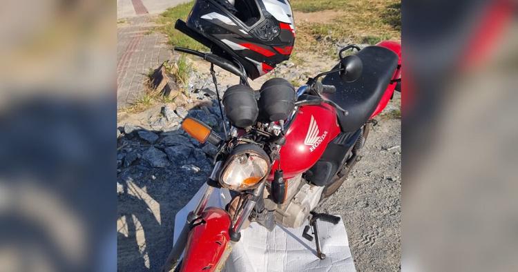 Motociclista sofre ferimentos no rosto após bater em ônibus no bairro Santa Regina em Camboriú