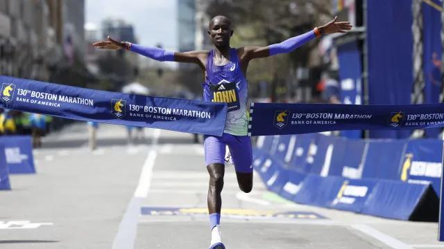 Com quebra de recorde, queniano John Korir é bicampeão da maratona de Boston