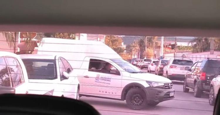 Vídeo flagra carro da Secretaria de Saúde para transportando sofá em Balneário Camboriú; Prefeitura justifica
