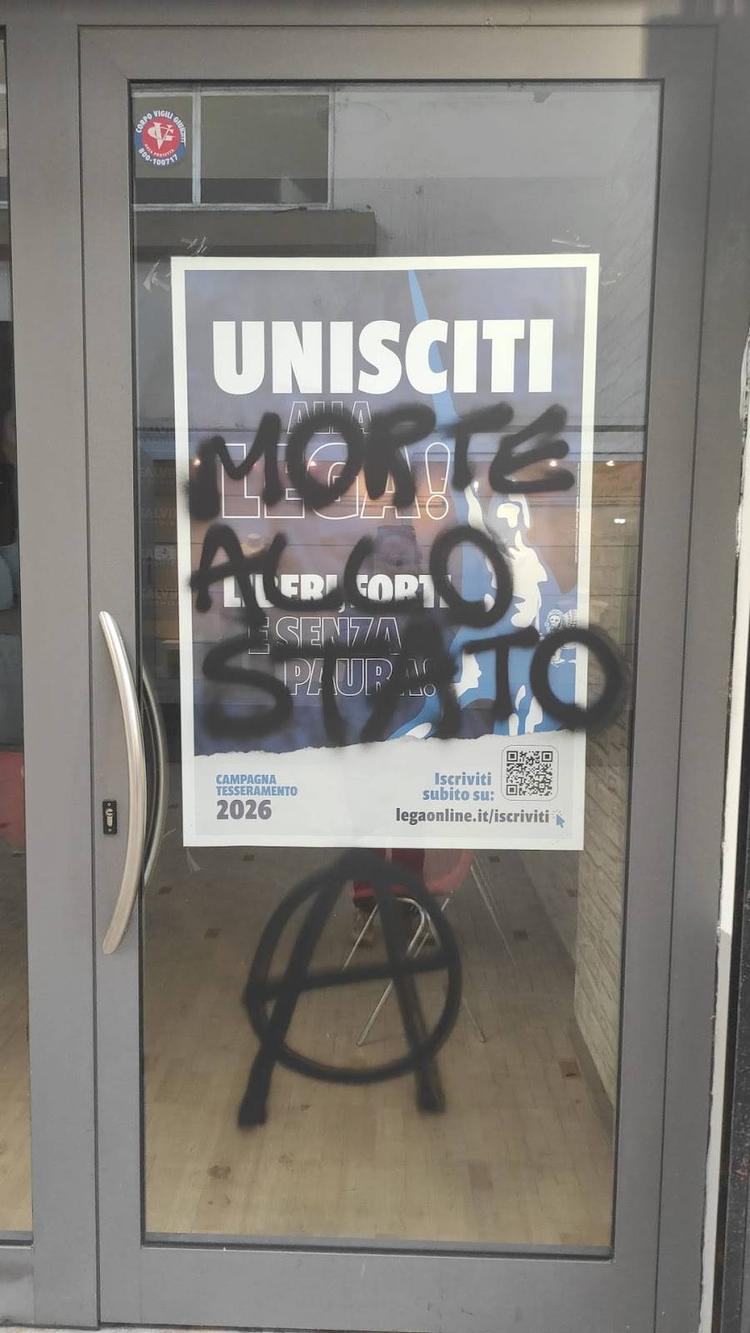 “Morte allo Stato”. Anarchici e comunisti vandalizzano la sede della Lega