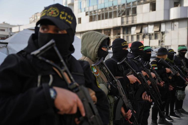 Palestinesi contro Hamas. Ecco la prima denuncia alla corte internazionale: "Noi vittime sacrificali"