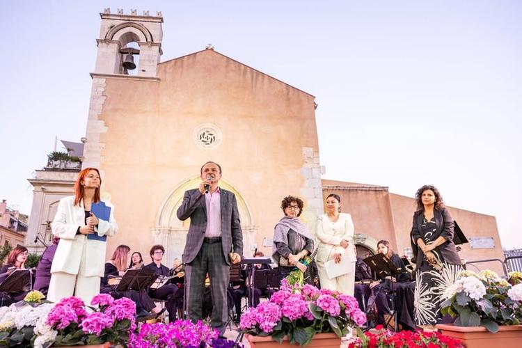 🌸 Una piazza piena, la musica a fare da cornice, Taormina davanti alla sua bellezza. Così si è conclusa la Festa della...