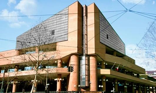 Indagato per violenza su una 13enne torna libero: esplode la polemica