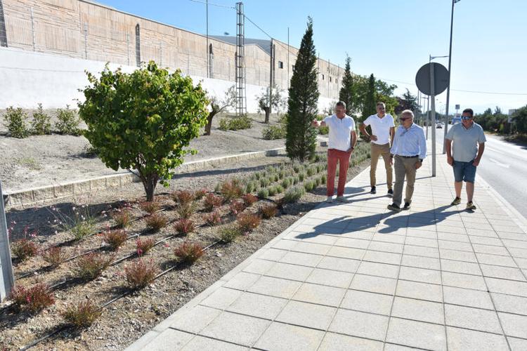 El Ayuntamiento reordena el entorno del pabellón de ferias y embellece la entrada a Baza por la carretera de Benamaurel