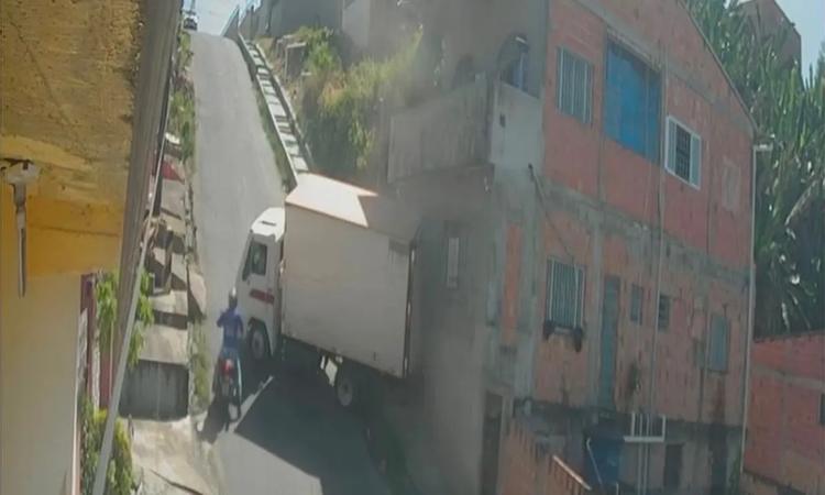 Caminhão desce ladeira de ré, quase atropela pedestre e motociclista e bate em muro na Zona Norte de Manaus; VÍDEO