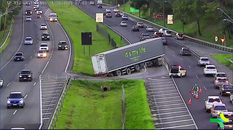 Carreta cai em canteiro central durante manobra de retorno na Zeferino Vaz
