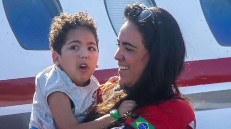 Criança recebe remédio de R$ 7 milhões e mãe comemora recuperação: 'ele sonha ficar de pé e andar'