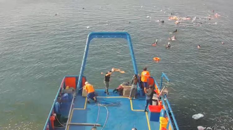 Vídeo mostra resgate de passageiros após táxi náutico com 19 pessoas afundar no litoral do Paraná