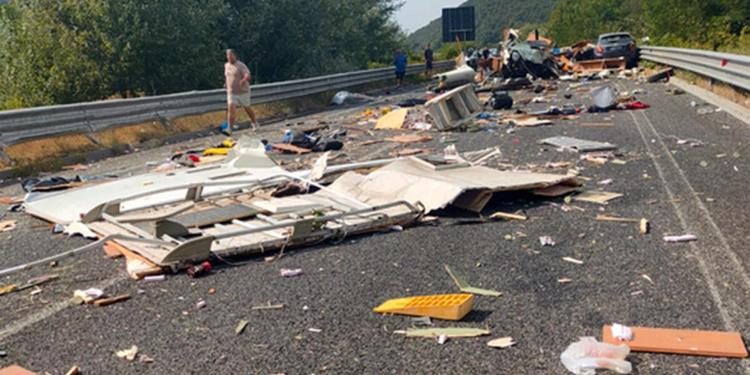 Drammatico bilancio del gravissimo incidente stradale sulla Terni-Rieti: sei morti e 26 feriti in uno scontro camper-auto-bus