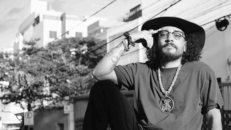 Rapper FBC perfila Brasil hardcore em álbum que pulsa cheio de som e fúria entre rocks e músicas de João Bosco