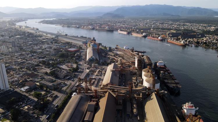 Ventania paralisa o Porto de Santos e suspende a travessia de balsas
