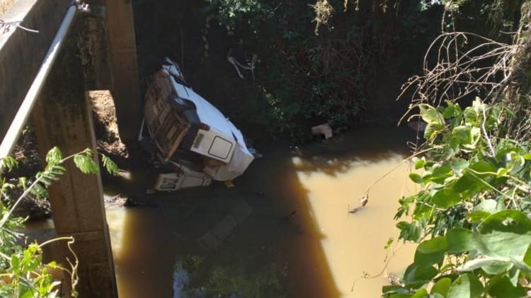 Homem morre ao capotar caminhonete em ponte de Angatuba