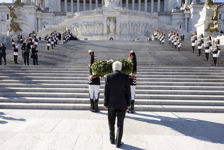 Mattarella e Meloni all'Altare della Patria. "Amore per la libertà antidoto a totalitarismi"