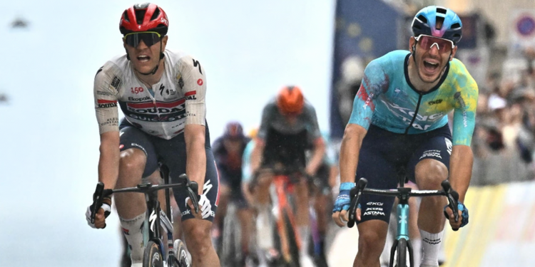 Giro d’Italia, Ballerini vince a Napoli tra le cadute: Eulalio resta in rosa