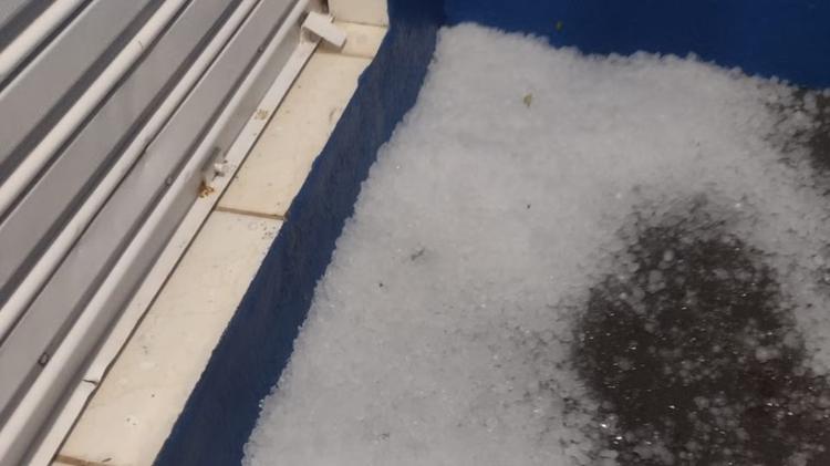 Granizo cobre bairros da região Oeste de Uberlândia e vento provoca queda de árvore