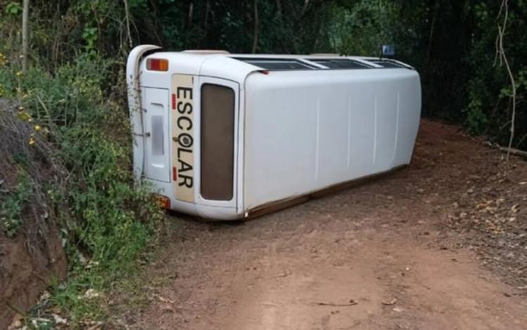 Kombi escolar tomba em estrada rural de Poço Fundo e estudante fica ferida