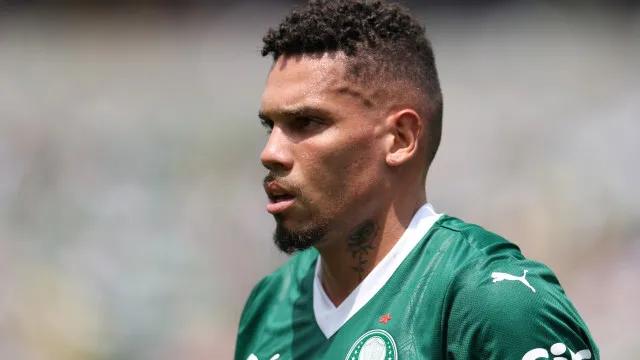 STJD suspende Paulinho, do Palmeiras, por gesto obsceno contra o Flamengo