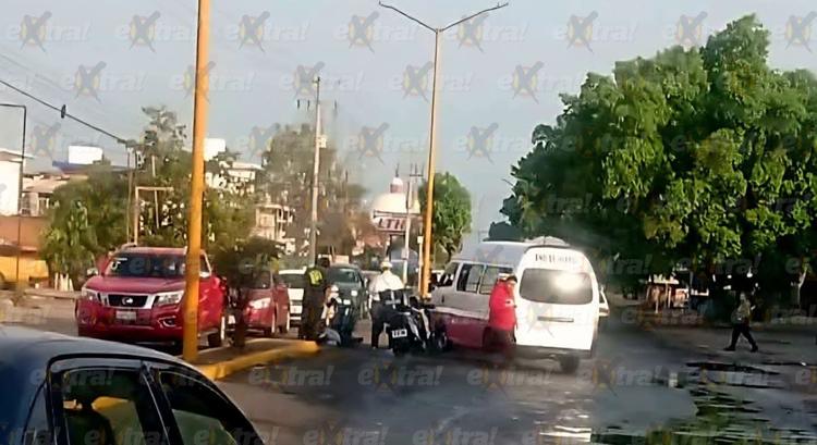 Choque entre colectiva y moto en la Cuautla-Cuernavaca deja un herido y caos vial