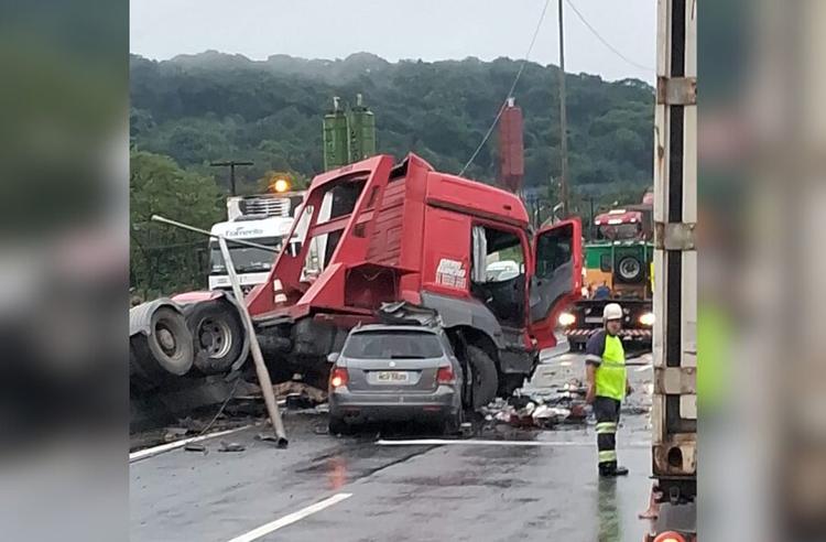 Acidente entre duas carretas e carro causa fila de 16 km na BR-101 em Joinville