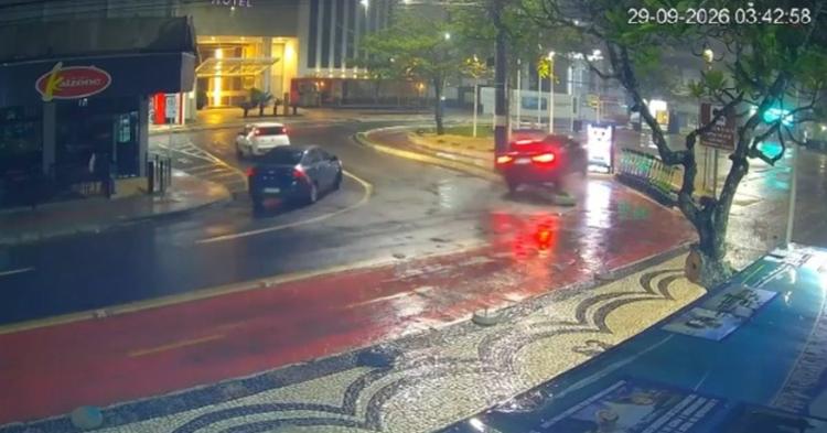Vídeo: condutora embriagada colide carro na Praça Almirante Tamandaré, em Balneário Camboriú