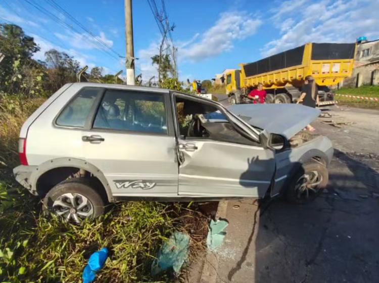 Batida entre carro e caminhão na Grande BH deixa motorista presa às ferragens
