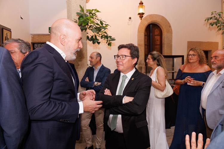Nacho Cardero, de El Confidencial y Guillermo Santamaría, de la Junta de Extremadura, durante el café previo al acto.
