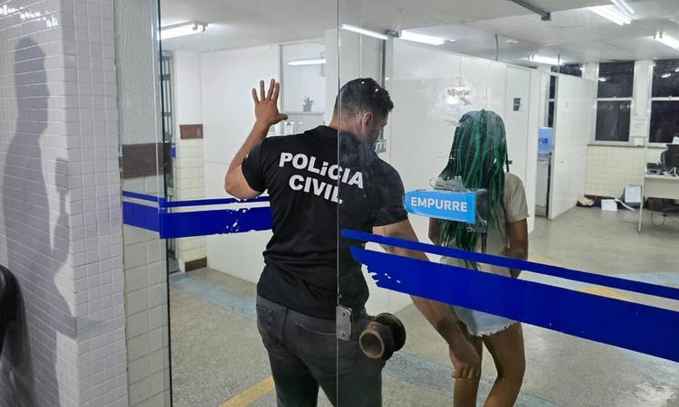 Mulher investigada por envolvimento em assalto no metrô de Salvador é presa