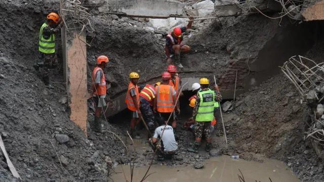 Vídeo: dois trabalhadores são resgatados com vida em túnel no Nepal