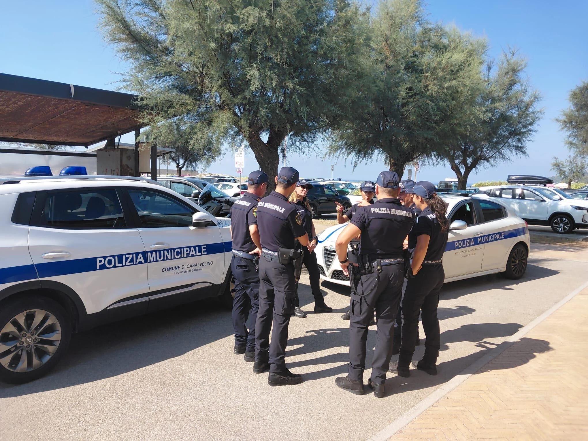 Casal Velino, blitz sulle spiagge: sequestri e sanzioni contro gli ombrelloni segnaposto