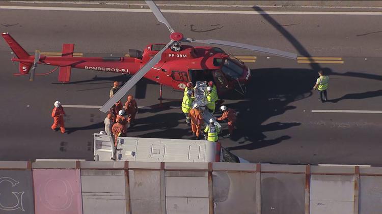 Helicóptero faz pouso de emergência na Linha Amarela após acidente grave com motociclista no Rio