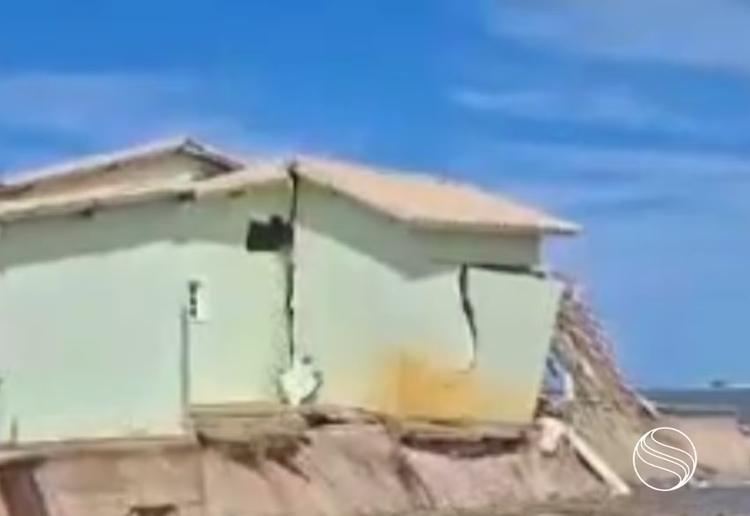 Avanço do mar compromete estrutura de casa na Praia do Saco em Estância