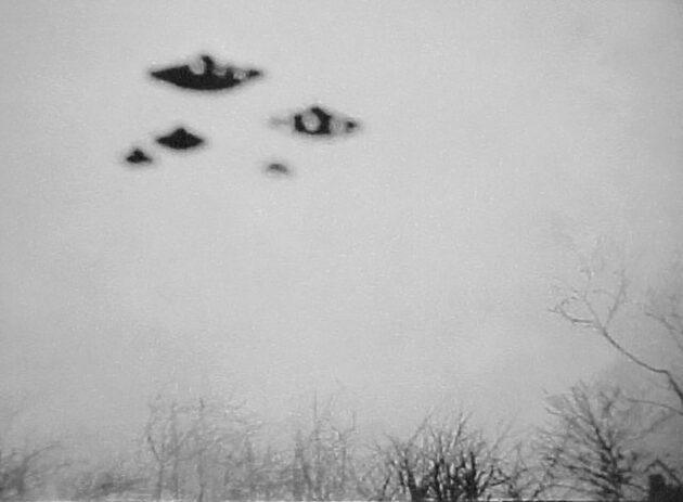 Alex Birchs Foto zeigt eine angebliche UFO-Flotte über Mosborough, in der Nähe von Sheffield, im März 1962. (Klicken sie auf die Bildmitte, um zu einer vergrößerten Darstellung zu gelangen.) Copyright A. Birch