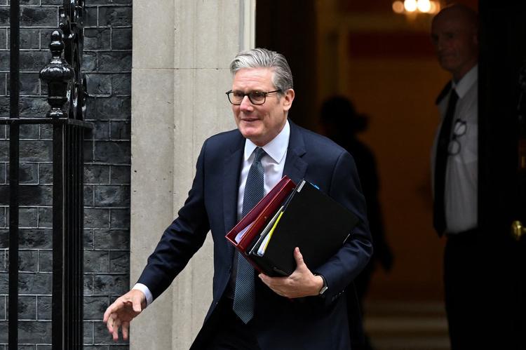 Crise no Reino Unido: Starmer disse a ministros que não vai renunciar, diz mídia britânica