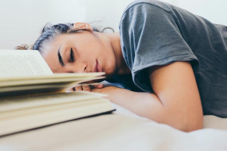 Dormir bem pode ajudar no desempenho escolar de adolescentes, mostra estudo