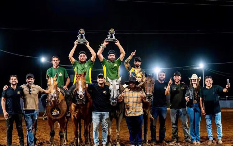 Henrique e Juliano participam de vaquejada em Goiás e surpreendem fãs; VÍDEO